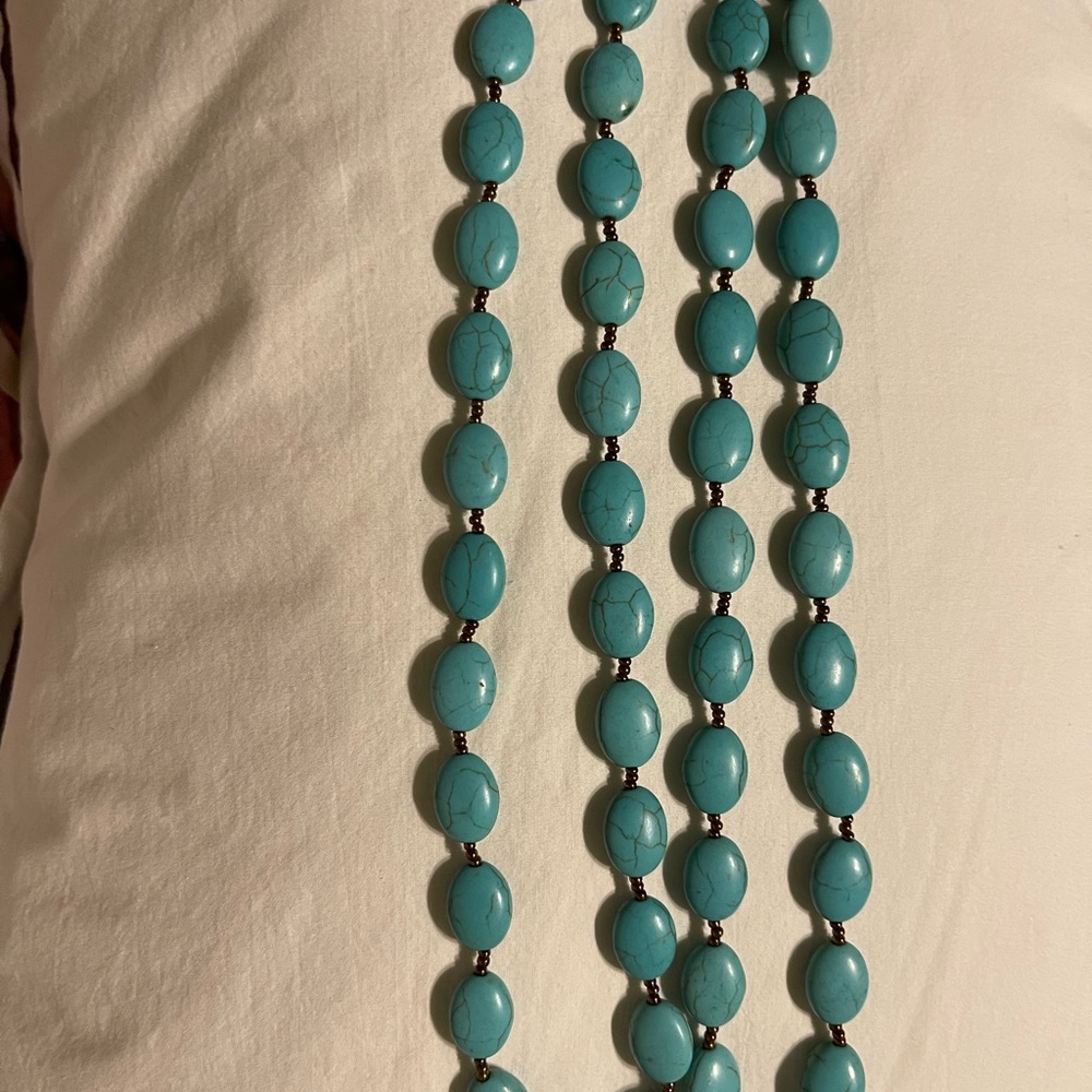 String of turquoise color oval beads necklace